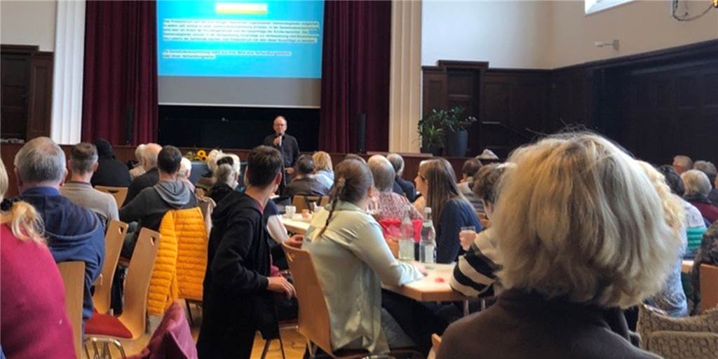 Gemeindeversammlung der evangelischen Paulus-Kirchengemeinde Castrop-Rauxel im Wichernhaus neben der Lutherkirche mit Pfarrer Johannes Ditthardt (hinten).