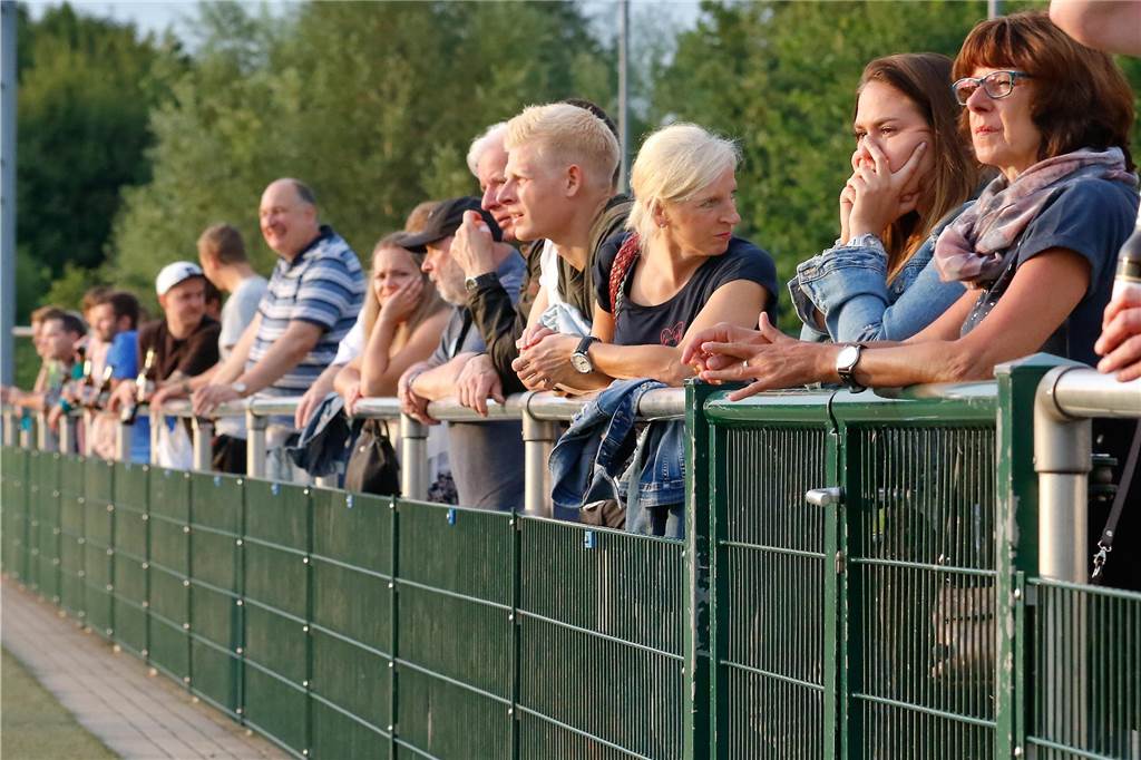 Spielabbruch in Dortmunder Kreisliga: Schiedsrichter kommt nicht, Tritt gegen Spieler Im Wickeder Pappelstadion kam es zum Spielabbruch.