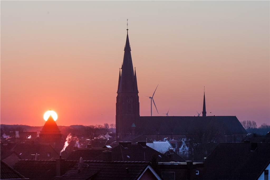 Dr. Wolfgang Strickling fotografiert beeindruckende Naturereignisse in Haltern Im Winter geht die Sonne direkt hinter dem Siebenteufelsturm unter.