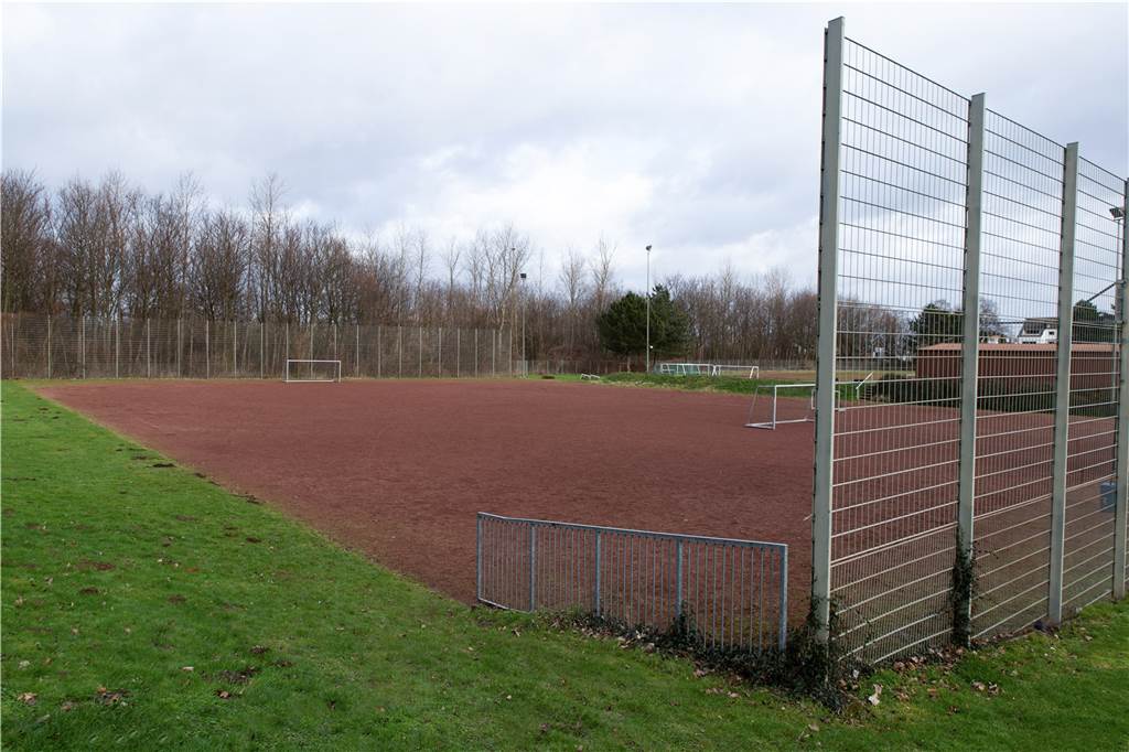 Sport- und Bäderbetrieb soll über neuen Kunstrasenplatz entscheiden Das Tennenspielfeld auf der Bezirkssportanlage Kirchhellen.
