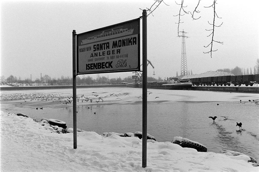 Im Winter ist der Preußenhafen und das Wasser auch mal zugefroren.