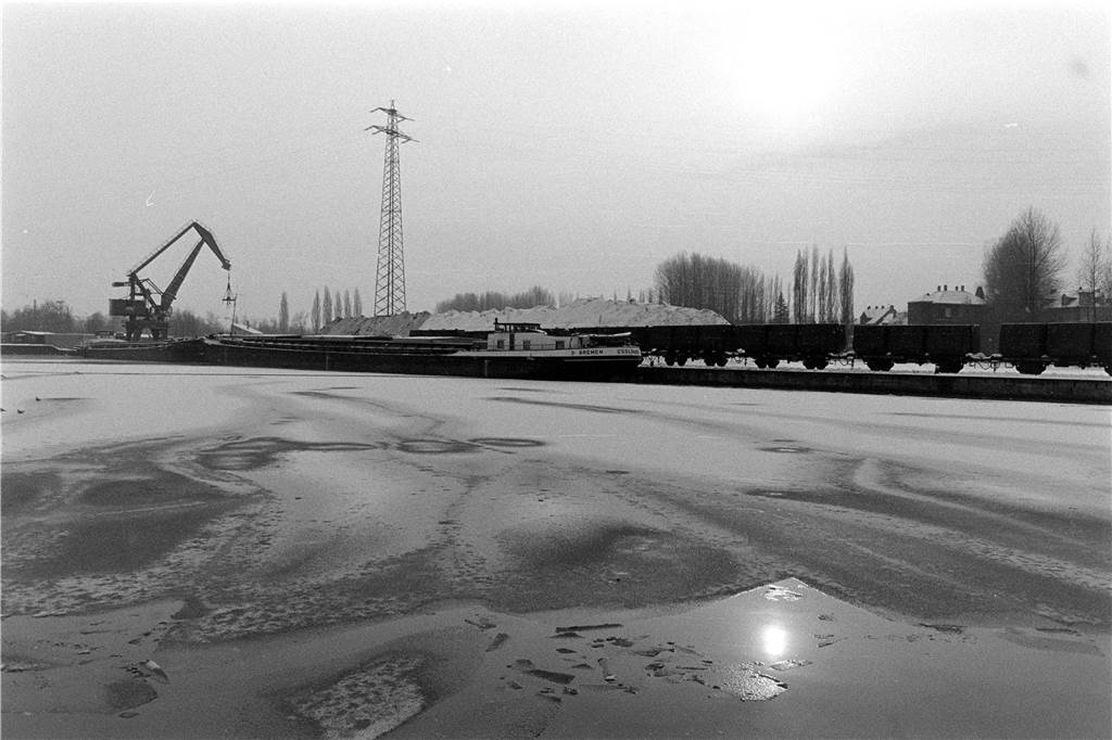 Im Winter ist der Preußenhafen und das Wasser auch mal zugefroren.