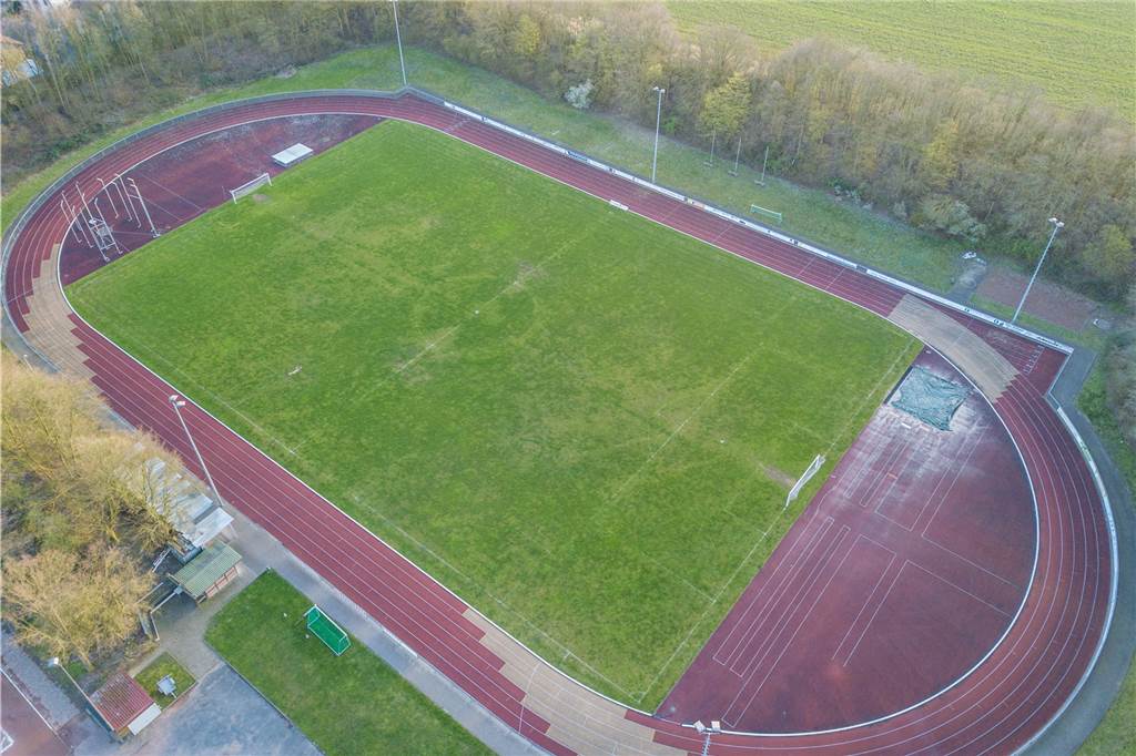 Zwei Felder, drei Vereine, zwei Sportarten: So sehen die Klubs die Kunstrasen-Lösung im Dahl Im Winter ist der Rasenplatz im Dahl immer wieder gesperrt - in der aktuell pausierten Saison sind deshalb immer wieder Spiele der Eintracht ausgefallen.