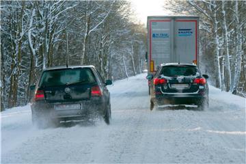 Im Winter sollten Autofahrer genügend Abstand zu Lkws halten. Denn es könnten sich Schnee- oder Eisplatten vom Dach des vorausfahrenden Fahrzeugs lösen. Foto: Patrick Pleul/dpa-Zentralbild