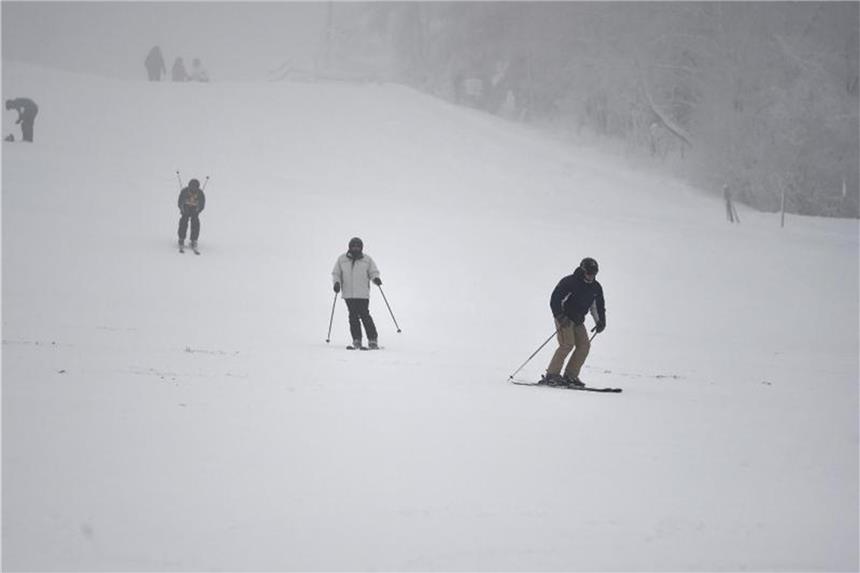 Bei ersten Erfrierungsanzeichen sofort auf die Hütte Im Winterurlaub kann es schnell zu Erfrierungen kommen. Daher sollten zum Beispiel Skifahrer bei ersten Anzeichen ins Warme gehen. Foto: Caroline Seidel/dpa