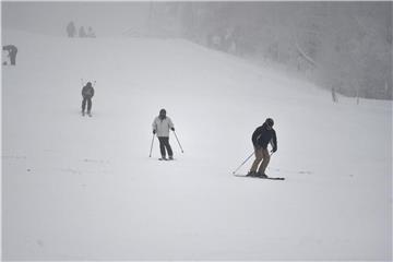 Im Winterurlaub kann es schnell zu Erfrierungen kommen. Daher sollten zum Beispiel Skifahrer bei ersten Anzeichen ins Warme gehen. Foto: Caroline Seidel/dpa