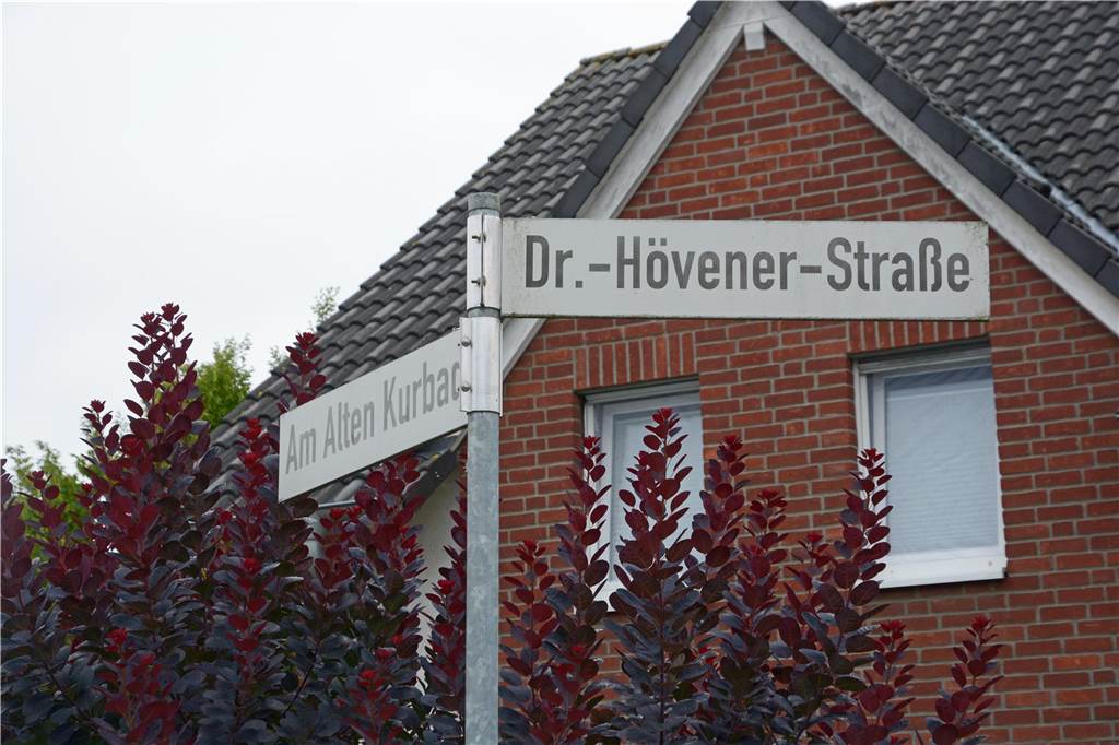 Ein Straßenschild mit der Aufschrift "Dr.-Hövener-Straße"