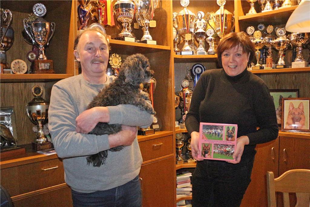 Schäferhunde von Kötters aus Oeding für Heynckes und Hollywood Im Wohnzimmer ist nur ein Auszug der Pokalsammlung ausgestellt. Ferdi und Angelika Kötters dokumentieren alles akribisch genau. Und Pudel Sissi ist der einzige Nicht-Schäferhund im Hause Kötters.