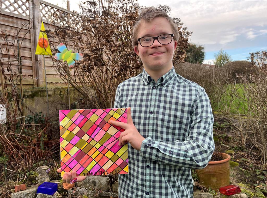 Ein Chromosom mehr Spaß: Valentin (15) spricht über sein Down-Syndrom Valentin Kinkeldei zeigt ein Bild, das er gemalt hat.