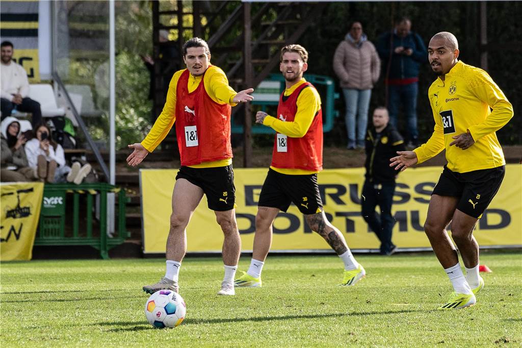 Beim BVB ohne Profi-Perspektive und vor dem Absprung: Bundesligist buhlt um Ole Pohlmann Ole Pohlmann läuft über den Rasen.
