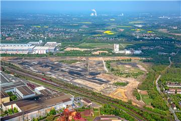 Im Zentrum des früheren Areals der Sinteranlage liegt der jetzt an die Firma Prologis verkaufte zweite Bauabschnitt des Logistikparks. Links davon ist der an der schwarzbraunen Färbung zu erkennende erste Bauabschnitt zu sehen, wo das neue Rewe-Zentrallager entstehen soll. Unten links sind noch bestehende Anlagen von Thyssen-Krupp-Stahl auf dem Gelände der Westfalenhütte zu erkennen, oben links die Logistikfläche Feineisenstraße. Foto: Blossey