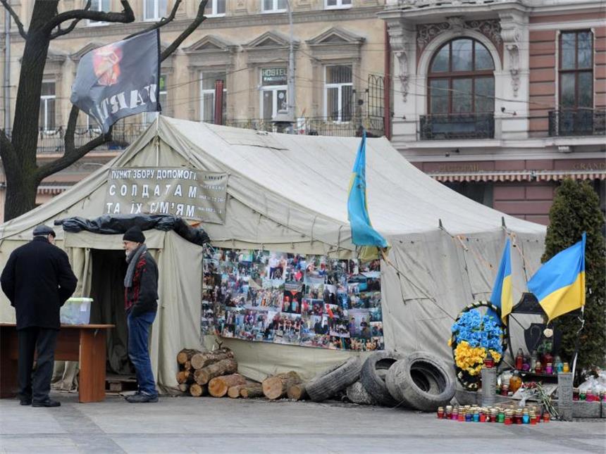 Fußball statt Krieg: Donezk empfängt die Bayern in Lwiw Im Zentrum von Lwiw sammeln Veteranen Spenden für die Armee. Foto: Andreas Gebert