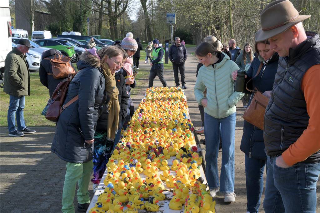Fazit zum ersten Entenrennen: „Das war ein enormer Kraftaufwand“ Im Ziel konnten Ente und Besitzer wieder zueinander finden.