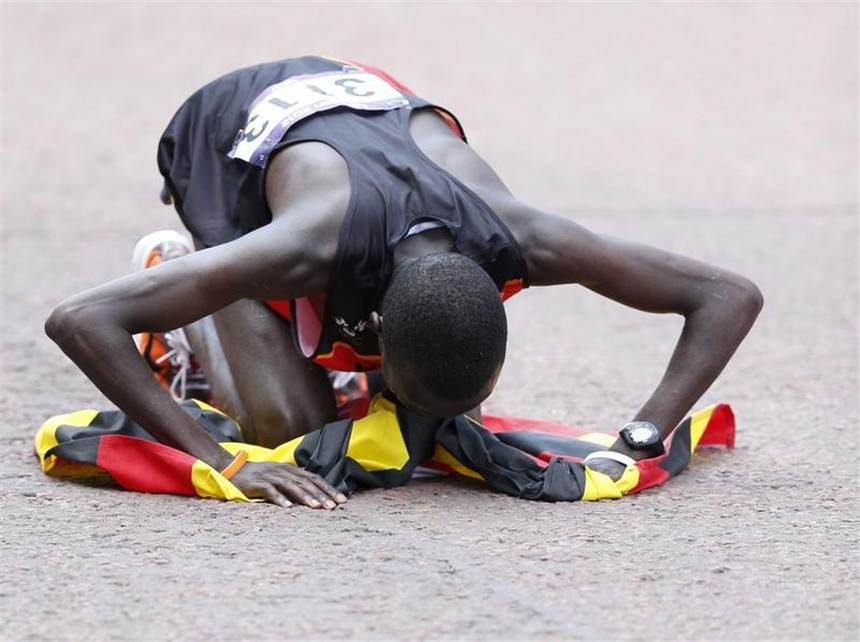 Kiprotich feiert Marathon-Gold für Uganda Im Ziel küsst Sieger Kiprotich den Londoner Asphalt. Foto: Ian Langsdon