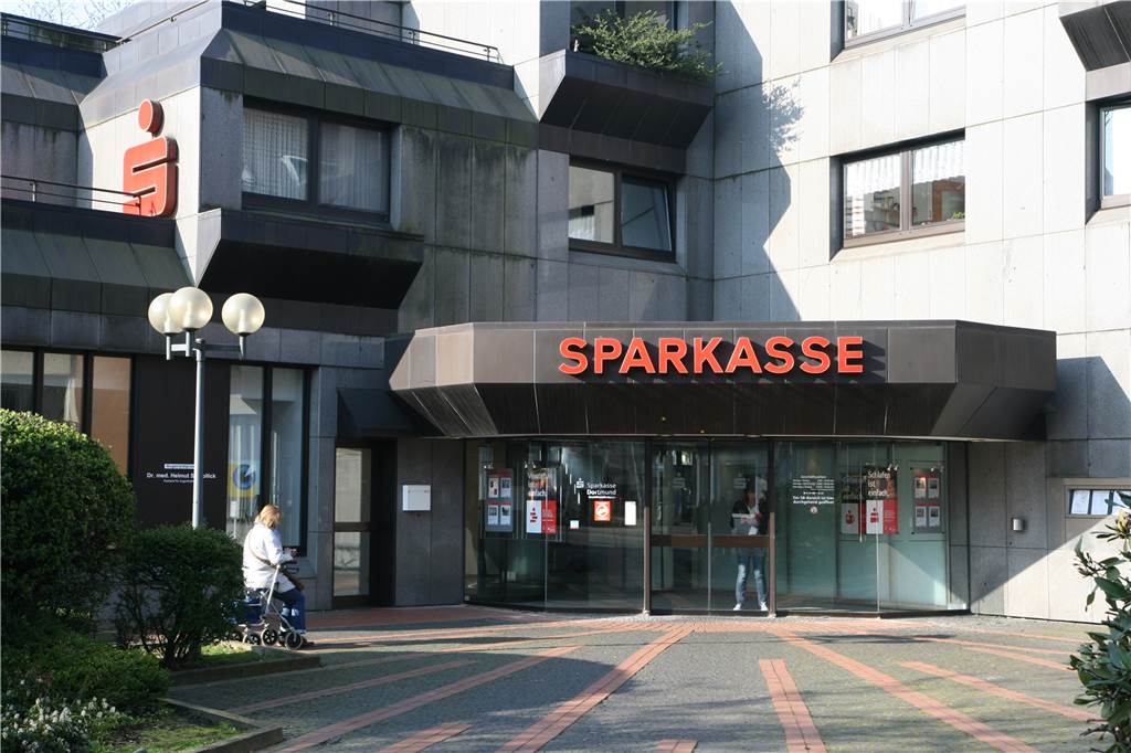 Aldi-Neubau: SPD fordert mehr Engagement für den Klimaschutz Im Zuge des Aldi-Neubaus wird das "Sparkassen-Haus" an der Schulte-Heuthaus-Straße abgerissen. Für die Wohnungen in den oberen Etagen plant Aldi derzeit keinen Ersatz.