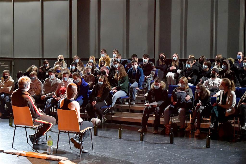 Mord und Moral: Klassiker „Woyzeck“ im Theater für Schüler noch relevant? Im Zuge des Nachgesprächs tauscht das Schauspielerduo Gedanken und Anregungen mit den Schülern zu "Woyzeck" und zum Theaterspielen als solches aus.