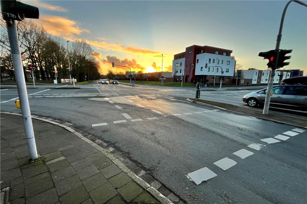 Volle Fahrt bei der Mobilität: Hat der Bürgermeister seine Ziele erreicht? Ein Auto steht an der Ampel an der Kreuzung Münsterstraße/ Hansaring in Werne.