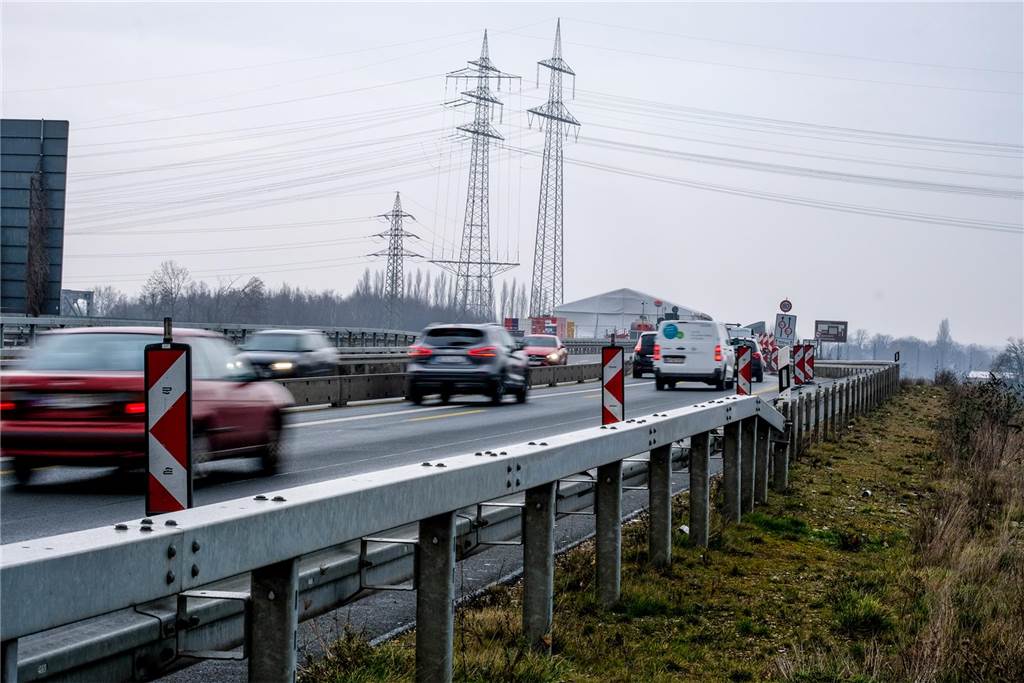 Neubau von Eisenbahnbrücken: Einschränkungen auf der S-Bahn-Linie 2 Autos in dr Baustelle auf der Autobahn 43 in Höhe der Emschertalbrücke.