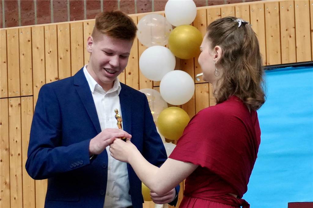 Entlassfeier der Paulus-van-Husen-Schule: Ein filmreifer Abschluss Zwei Schüler mit Luftballons bei der Entlassfeier der Sekundaschule.