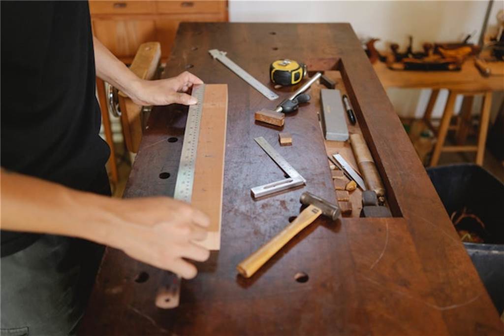 Wunschjob in Sicht: Fachmessen für Beruf und Bildung in NRW mann an einer bank für handwerk