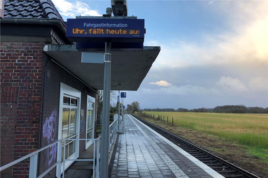 Sturmtief Ylenia und seine Folgen in Selm: Schulen dicht, Züge fahren nicht Im Zugverkehr kam es auf der Linie Enschede - Dortmund zu Einschränkungen. Wie hier am Bahnhof Selm-Beifang.