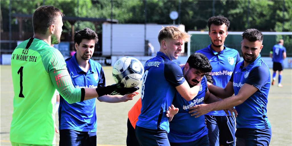 Beim SV Wanne 11: Ein Elfmeter mit zwei Anläufen lässt FC Frohlinde spät jubeln Im zweiten Anlauf verwandelte Alihan Kurgan (3.v.r.) einen Elfmeter zum 2:1 beim SV Wanne 11.