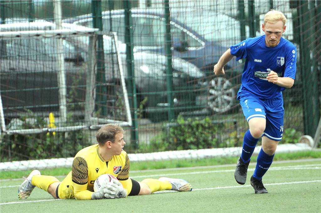 Im zweiten Halbfinale der 40. Schwerter Fußball-Stadtmeisterschaft hat der VfL Schwerte den SC Berchum/Garenfeld mit 2:0 geschlagen.