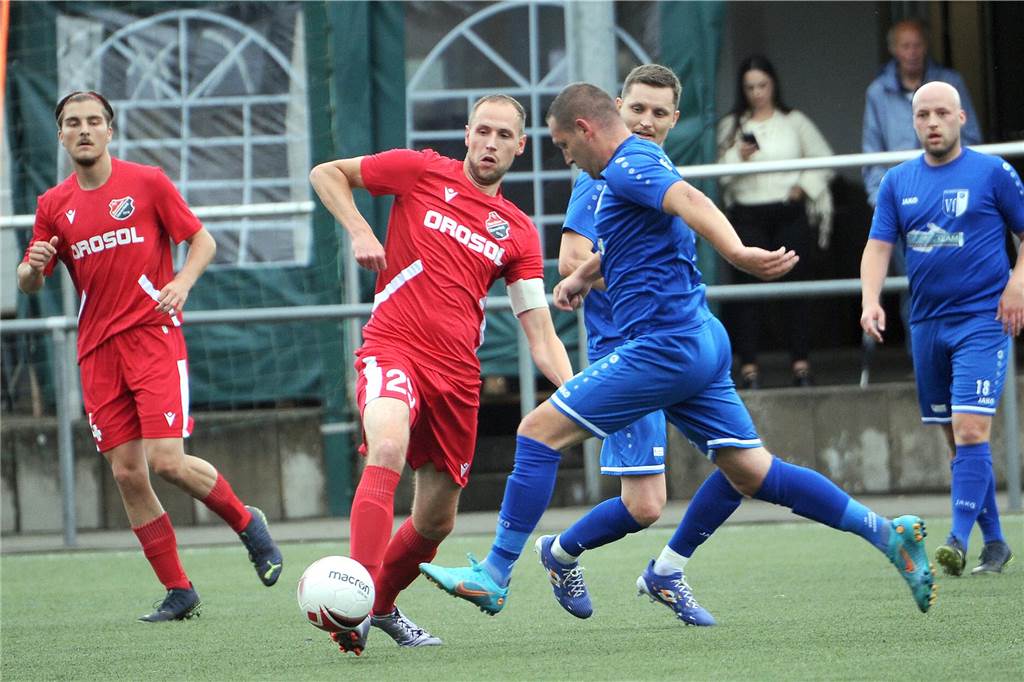 Im zweiten Halbfinale der 40. Schwerter Fußball-Stadtmeisterschaft hat der VfL Schwerte den SC Berchum/Garenfeld mit 2:0 geschlagen.