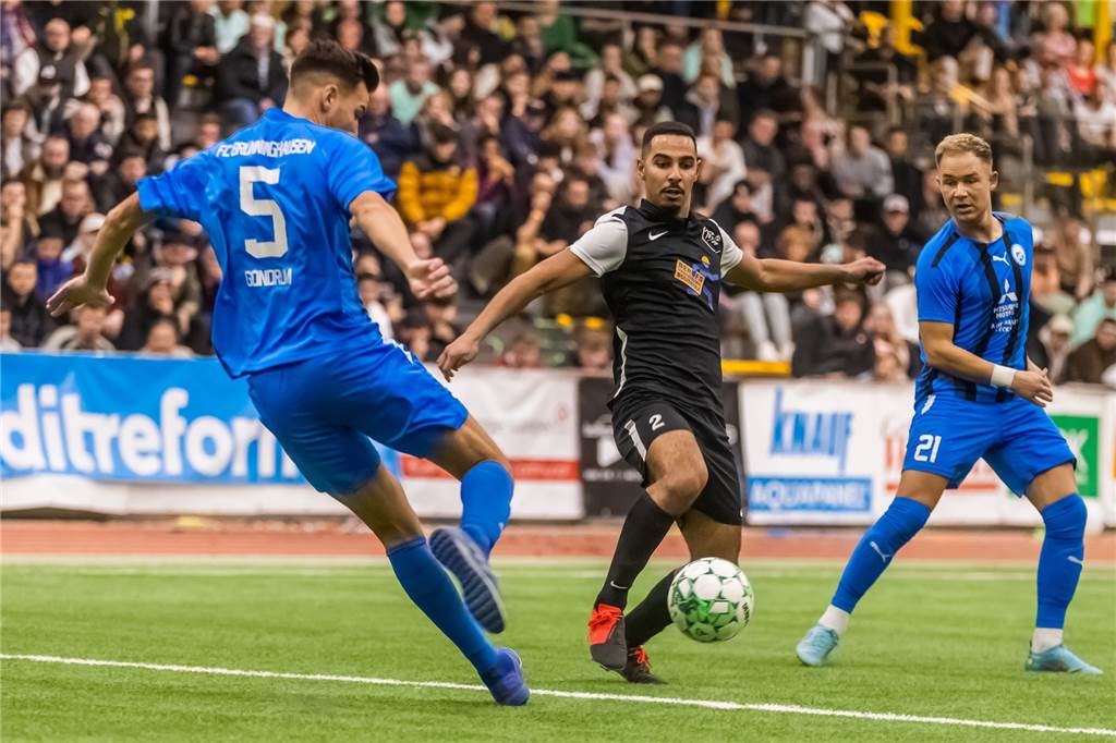 Im zweiten Halbfinale setzten sich Florian Gondrum (l.) und der FC Brünninghausen durch.
