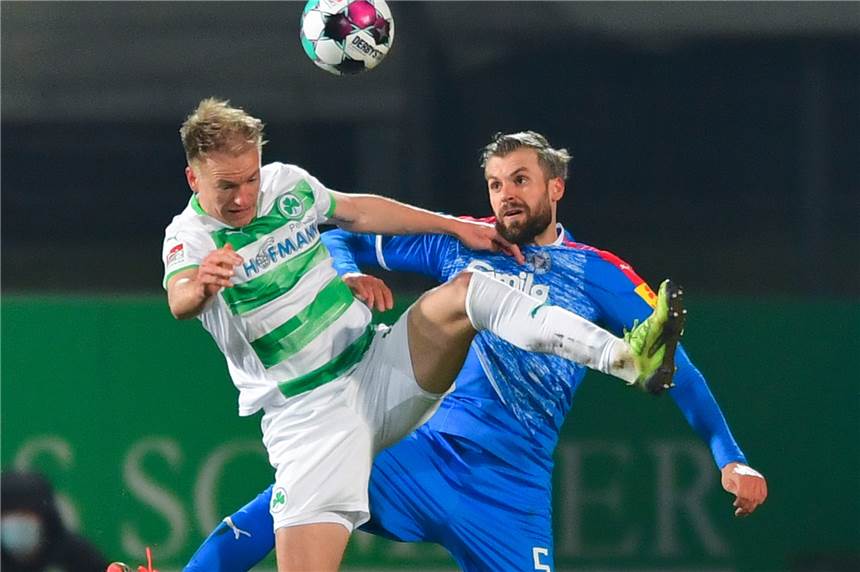 Wüllener Profi Stefan Thesker muss bittere Pille schlucken Im Zweitliga-Topspiel gegen die SpVgg Fürth musste Stefan Thesker (r.) Mitte der zweiten Halbzeit vom Platz.