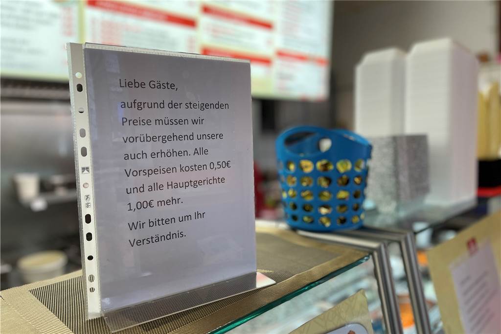 Pizza Margherita für 8 Euro, Döner über 6 Euro: Fastfood wird teurer Schild mit Preiserhöhung.