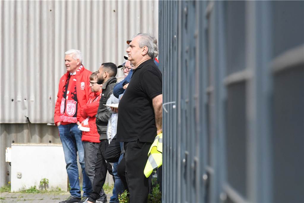 Imdat Acar steht mit dem Rücken an einen Zaun gelehnt.