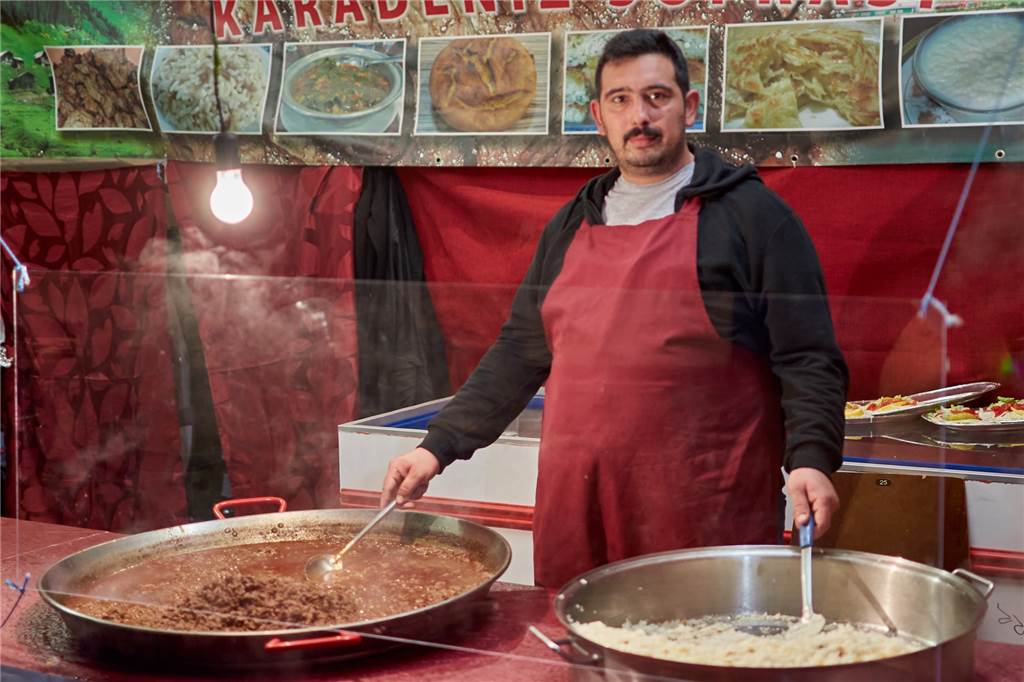 Imit Tabilogo kocht Kavur Pilav – ein Gericht aus Fleisch und Reis.