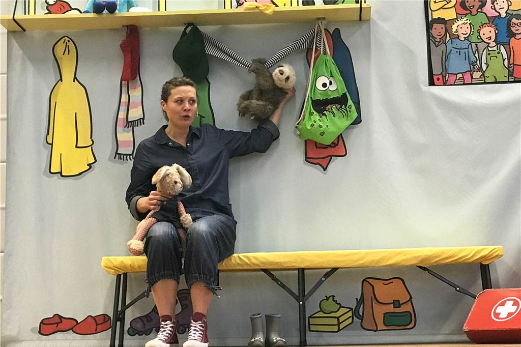 Wenn Doktorspiele zu weit gehen: Jugendamt organisiert Präventionstag für Erzieherinnen Imke Schreiber von Zartbitter e.V. präsentierte ihr Ein-Personen-Theaterstück "Sina und Tim spielen Doktor", ein Präventionstheater gegen sexuelle Übergiffe durch Kinder im Vorschulalter.