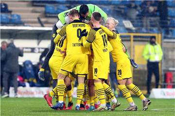 Immanuel Pherai (M.) feiert seinen Lupfer ins Glück im Kreise seiner BVB-Mitspieler.