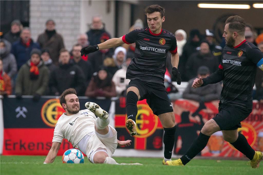 Comeback nach 267 Tagen: Kevin Lehmann von langer Pause überrascht - und vom ersten Spiel Immer am kämpfen: Gegen die Spvgg. Erkenschwick war Kevin Lehmann (l.) für den TuS Haltern am See sowohl als Ballverteiler als auch als Ballgewinner gefragt.