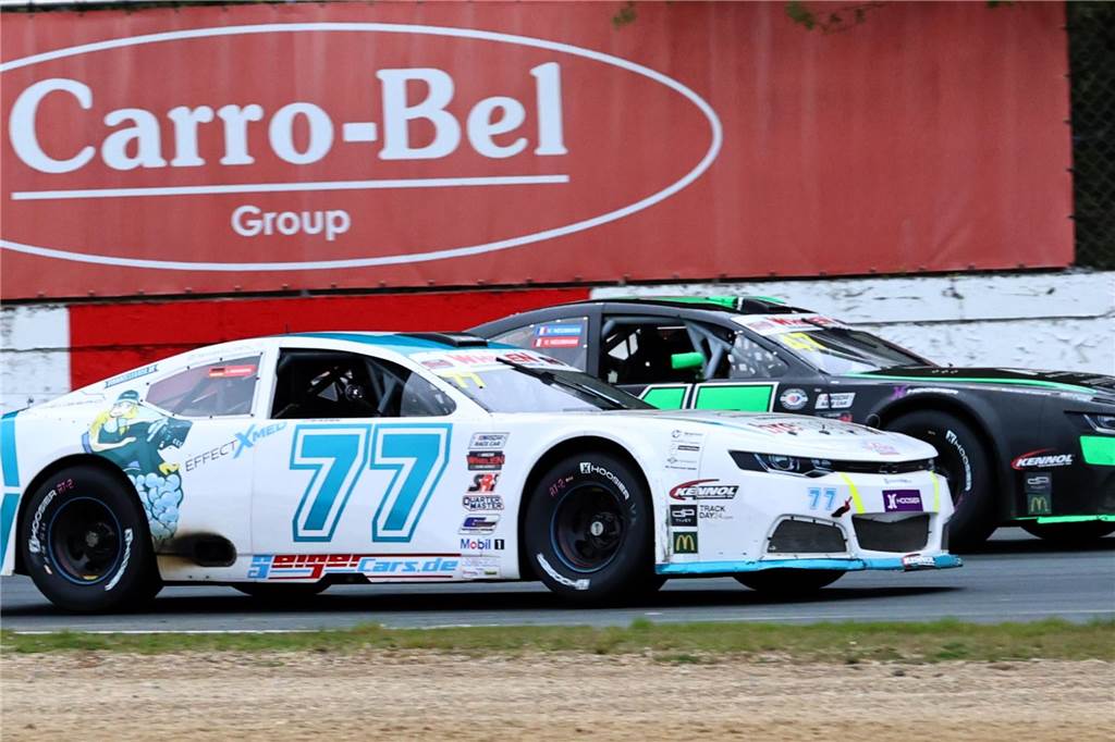 Eine Saison wie eine Achterbahn-Fahrt Julien Rehberg in seinem NASCAR-Auto im Duell mit einem Kontrahenten