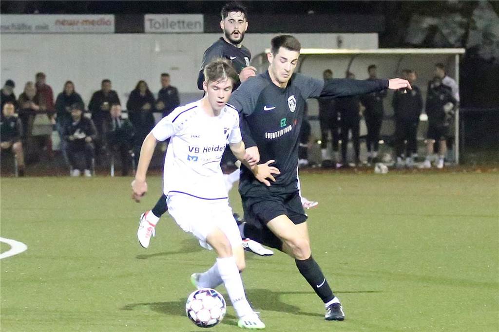 Das Viertelfinale im Kreispokal steht - fast zumindest Fabian Kudlek (r.) und der FC Marl ließen Viktoria Heiden nicht den Hauch einer Chance.