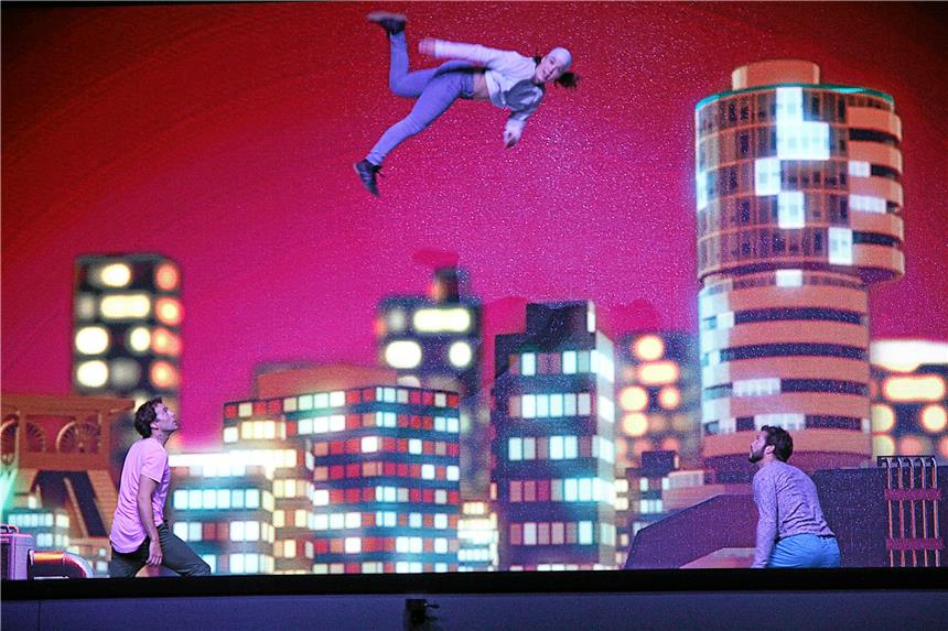 Auf dem „Urbanatix-Grooftop“ geht es ziemlich hoch her Immer auf dem Sprung: „The Catwall Acrobats“ liefern eine halsbrecherische Trampolin-Show. Foto Heimann