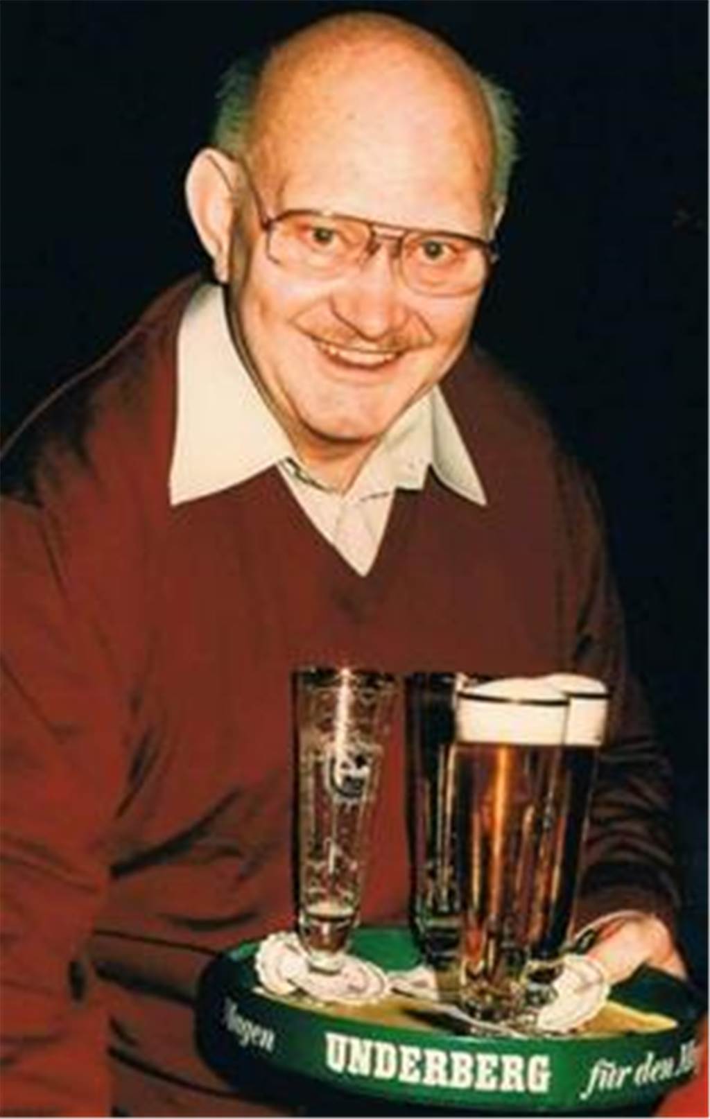 Das „Prösterken“ von Bahnhofs Willi bleibt unvergessen Willi Middendorf mit einem Tablett voller Biergläser