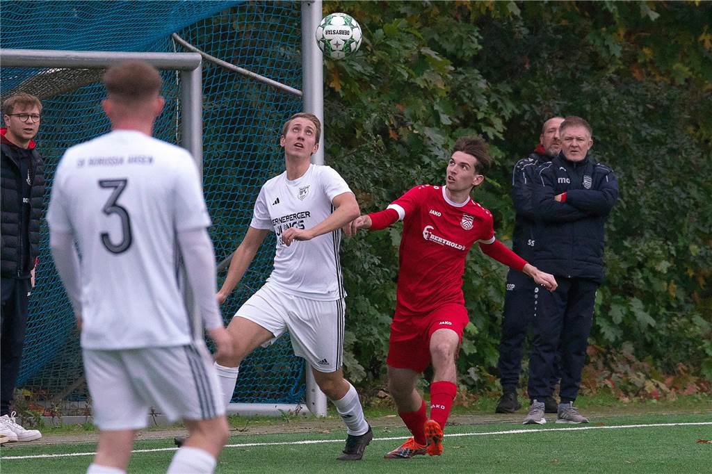 Hinterher sind sich Flaesheims und Ahsens Trainer einig Immer den Ball im Blick: Flaesheims Jacob Stockhofe (r.) und Ahsens Constantin Brink waren häufiger Gegner im Derby.