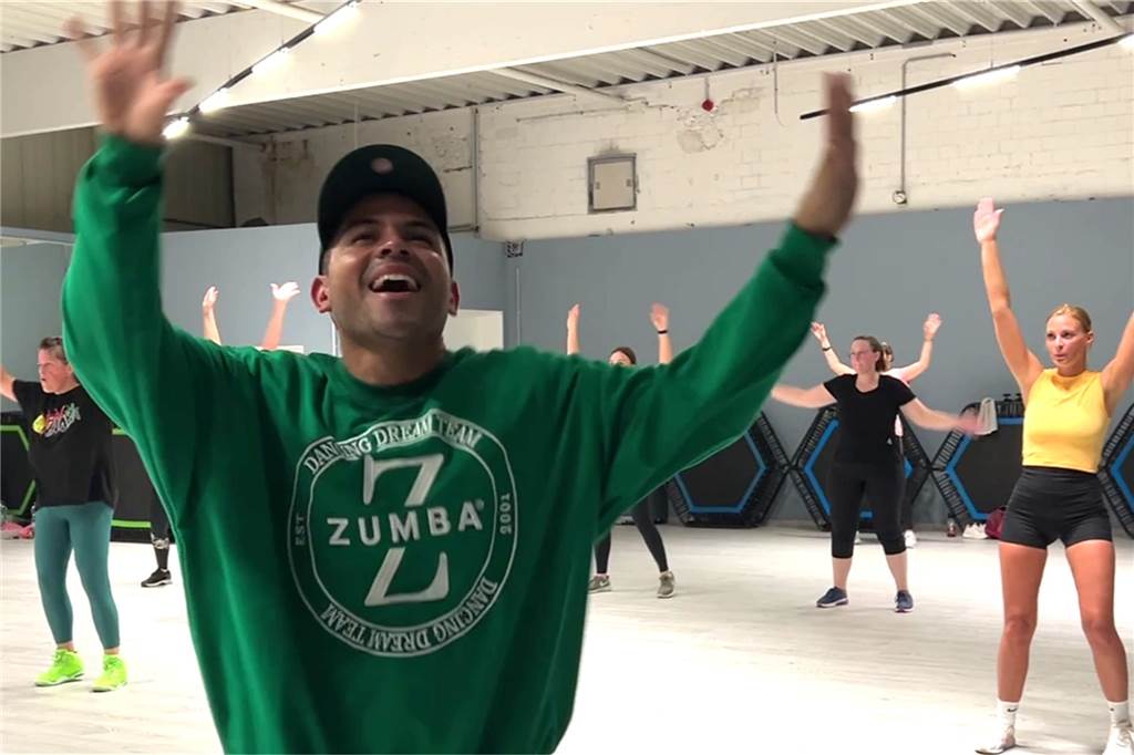 Alexander Lopez tanzt Zumba mit Mel B Alexander Lopez beim Tanzen.