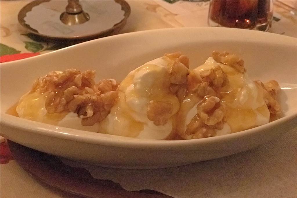 Immer eine Empfehlung wert: das klassische griechische Dessert, Joghurt mit Honig.