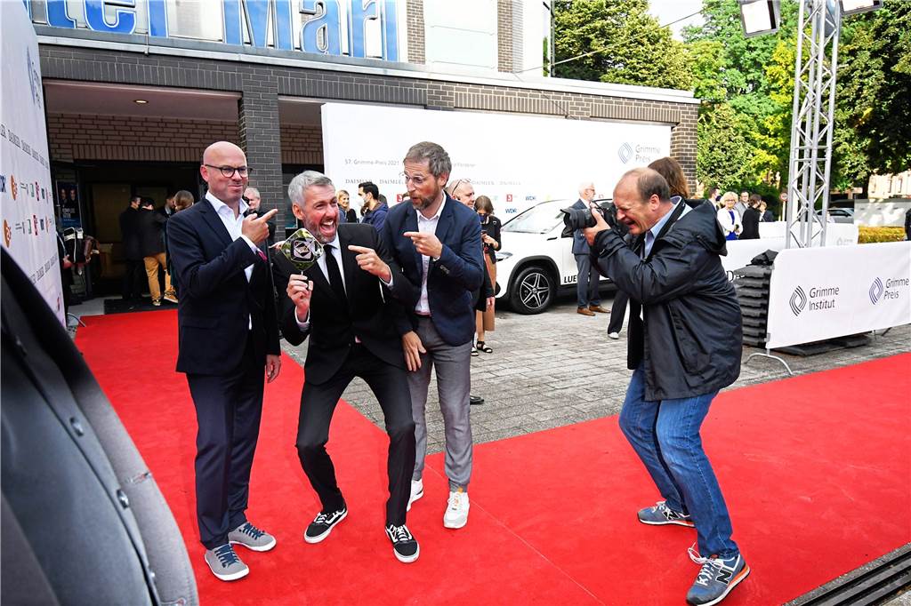 Grimme-Preis: Wenige Zuschauer, viel Spaß Immer für eine coole Geste gut: Sebastian Pupaff auf dem Roten Teppich der Grimme-Preis-Gala am 27. August im Marl.