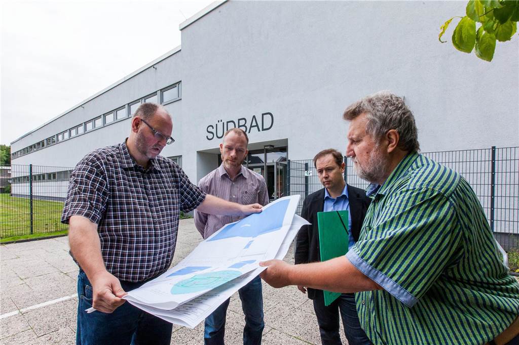Sven Mosdzien (2.v.l.) mit Parteikollegen am Südbad in Recklinghausen.