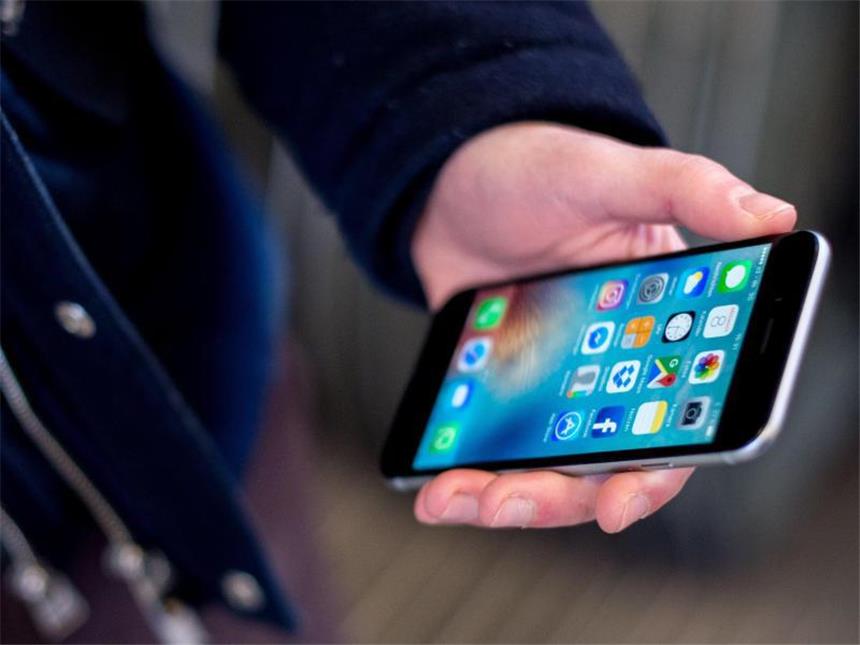 Mortler: Spielewirtschaft muss Suchtgefahr ernstnehmen Immer häufiger benutzen Jugendliche das Smartphone auch in der Öffentlichkeit. Foto: Hauke-Christian Dittrich/Archiv
