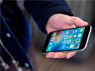 Immer häufiger benutzen Jugendliche das Smartphone auch in der Öffentlichkeit. Foto: Hauke-Christian Dittrich/Archiv
