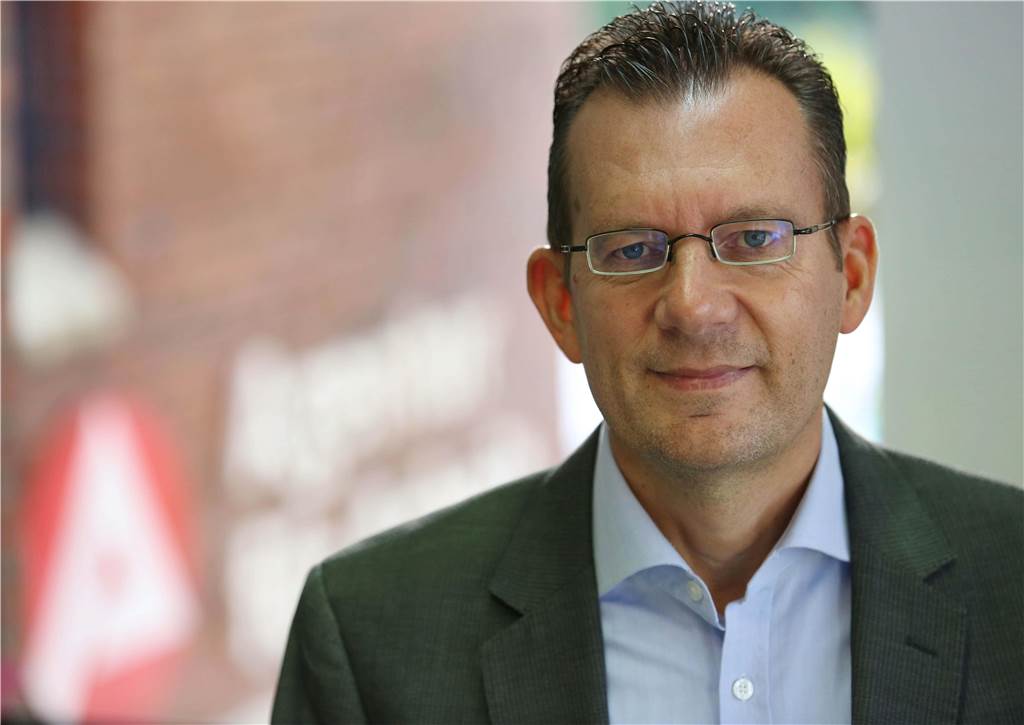 4-Tage-Woche die Lösung aller Probleme? „Das ist viel zu kurz gedacht“ Stefan Bunse, Leiter der Agentur für Arbeit, vor dem Gebäude der Arbeitsagentur.