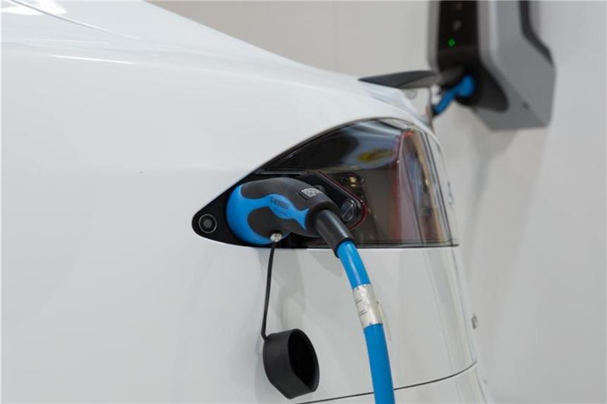 Deutsche kaufen mehr Autos mit alternativen Antrieben Immer mehr Deutsche entscheiden sich für ein Auto mit alternativem Antrieb. Laut den Zulassungszahlen gibt es den größten Zuwachs bei Elektroautos und Plug-In-Hybriden. Foto: Florian Schuh