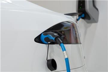 Immer mehr Deutsche entscheiden sich für ein Auto mit alternativem Antrieb. Laut den Zulassungszahlen gibt es den größten Zuwachs bei Elektroautos und Plug-In-Hybriden. Foto: Florian Schuh